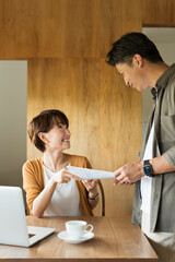 Fototapeta premium オフィスで打ち合わせをする男女