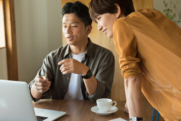 オフィスで打ち合わせをする男女
