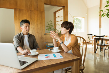 オフィスで打ち合わせをする男女