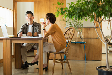 オフィスで打ち合わせをする男女