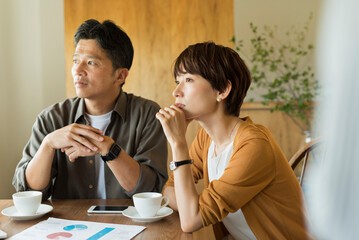 オフィスで打ち合わせをする男女