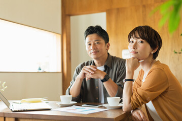 オフィスで打ち合わせをする男女