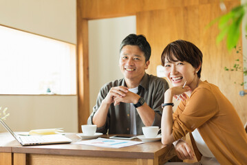 オフィスで打ち合わせをする男女