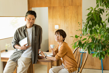 カフェでリラックスしながら過ごす笑顔の男女