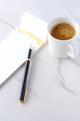 淹れたての美味しいコーヒーを飲みながら、一筆箋で手紙を書いているイメージ
