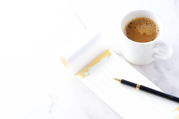 淹れたての美味しいコーヒーを飲みながら、一筆箋で手紙を書いているイメージ
