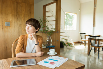 カフェで仕事をする30代女性