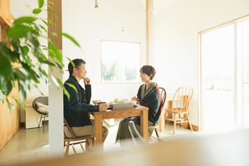 休日をカフェで過ごす日本人夫婦