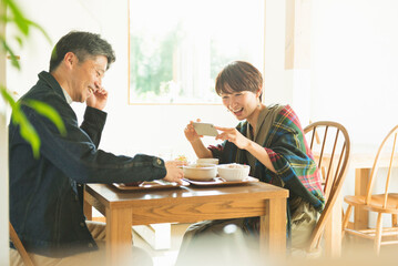 休日をカフェで過ごす日本人夫婦