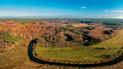 Jesień na Warmii. Meandrująca rzeka Łyna. © Janusz Lipiński