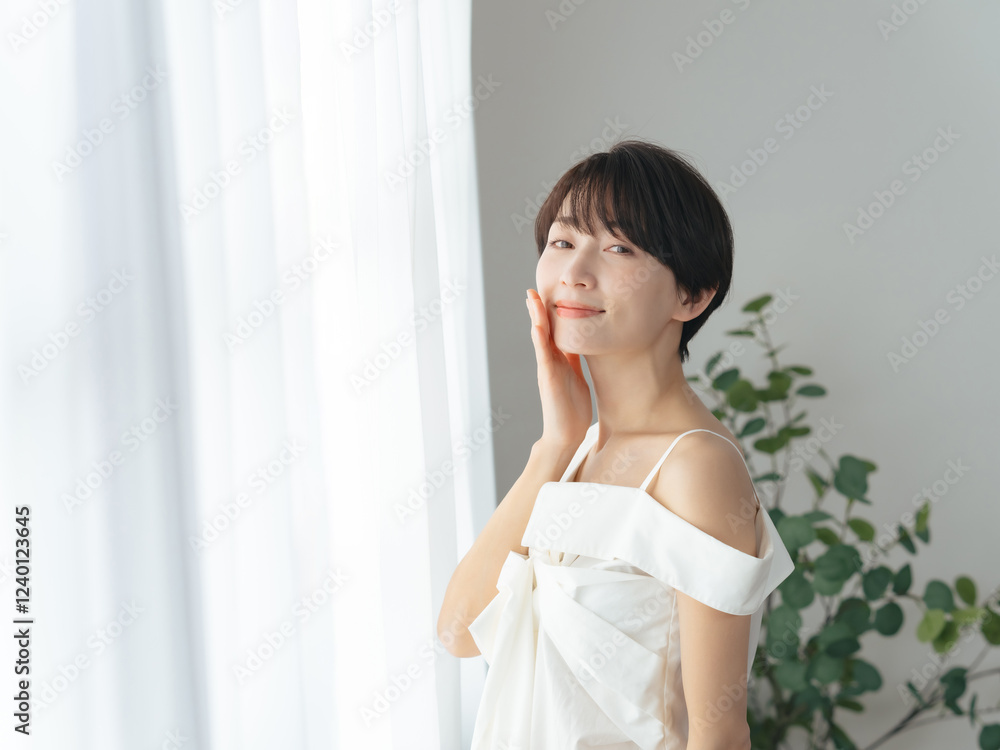 Poster 女性、美容、スキンケア、ナチュラル、コスメ、化粧品、アンチエイジング、エイジングケア、ミドルエイジ、ミドル、中年、30代、40代、日本人、カーテン、窓際、爽やか、透明感、高級感、コピースペース、広告、エステ、サロン、塗る、化粧水、美容液、乳液、オイル、クリーム、うっとり、カメラ目線、老化、防止、対策、しみ、しわ、日焼け止め、UVケア、美白、ホワイトニング、美肌、セルフケア、美顔、美人、素肌、ポジテ