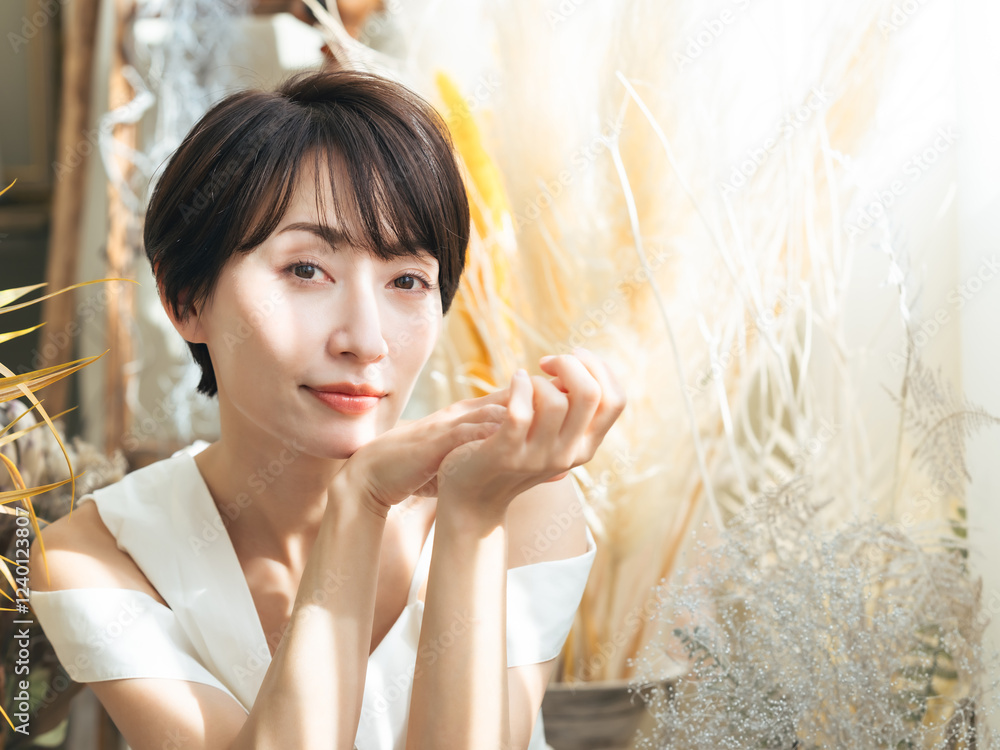 Poster 女性、脱毛、ポートレート、人物、美容、スキンケア、UVケア、美白、ホワイトニング、コスメ、化粧品、ミドルエイジ、アンチエイジング、アンティーク、ドライフラワー、インテリア、装飾、デコレーション、スタジオ、乾燥、美肌、ビューティー、ヘルシー、キレイめ、ファッション、自然光、日焼け止め、日本人、ライフスタイル、おしゃれ、コピースペース、明るい、リラックス、美しい、ナチュラル、上半身、笑顔、美人、室内、