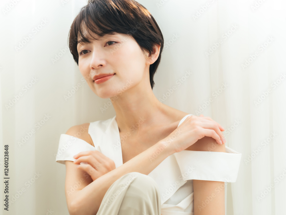 Poster 女性、脱毛、スキンケア、ナチュラル、美容、ミドルエイジ、セルフケア、コピースペース、広告、日本人、ショートヘア、ヘアケア、透明感、清潔感、明るい、爽やか、保湿、ローション、オイル、クリーム、アンチエイジング、エイジングケア、ビューティー、UVケア、ボディケア、エステ、サロン、コスメ、化粧品、アップ、フェイシャルトリートメント、首筋、デコルテ、おしゃれ、ファッション、かっこいい、素敵、魅力的、美人、