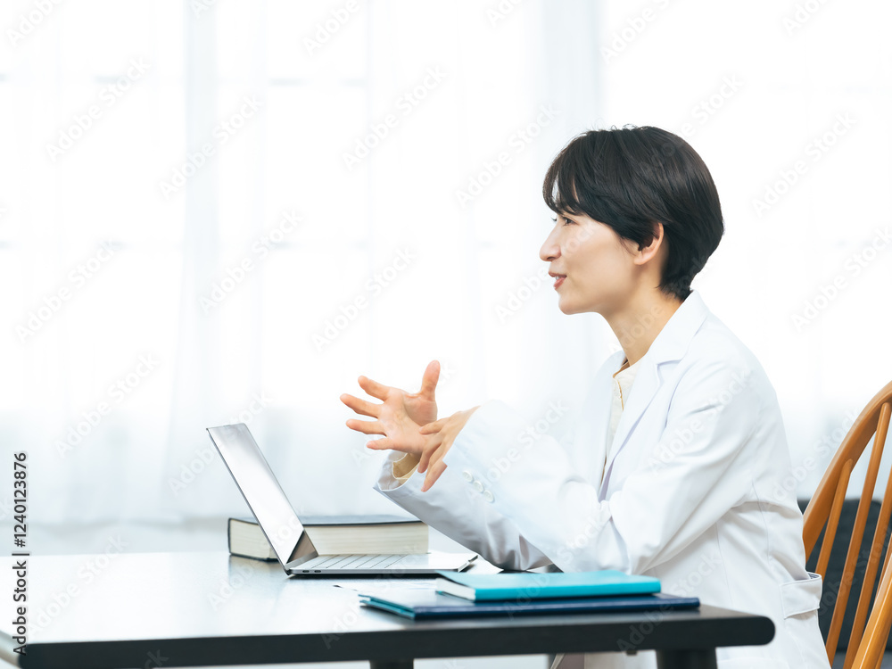 Fototapete 女性、医師、インタビュー、面談、診察、診療、面接、白衣、診察室、リモート、遠隔、テレメディスン、コピースペース、科学者、研究者、デスク、病院、クリニック、取材、説明、会話、話す、解説、笑顔、ミドルエイジ、30代、40代、日本人、ジェスチャー、明るい、医療、メディカル、薬剤師、医療従事者、ソーシャルワーカー、教授、博士、学習、教育、教師、勉強、ノートパソコン、在宅、健診、診断、ヘルスケア、健康、管理