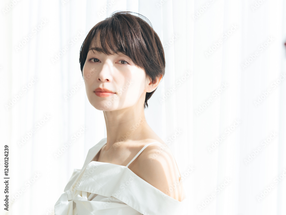 Poster 女性、美容、スキンケア、透明感、美しい、美人、パーフェクション、コスメ、化粧品、ナチュラル、カーテン、窓際、UVケア、日焼け止め、ホワイトニング、美白、魅力的、素敵、キレイめ、ファッション、モデル、おしゃれ、クール、かっこいい、カメラ目線、ミドルエイジ、ミドル、中年、30代、40代、若い、シースルーバング、メイク、リラックス、コピースペース、広告、室内、明るい、快適、ライフスタイル、脱毛、ポートレ