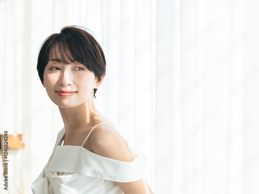 Poster 女性、美容、スキンケア、アンチエイジング、エイジングケア、ミドルエイジ、中年、コピースペース、広告、透明感、ナチュラル、笑顔、魅力的、素敵、キレイめ、ショートヘア、美容院、ヘアカット、前髪、シースルーバング、肩出し、オフショルダー、UVケア、日焼け止め、美しい、美人、美肌、美白、美顔、パーフェクション、トリートメント、爽やか、満足、充実、カーテン、窓際、室内、インテリア、ライフスタイル、快適、リラ