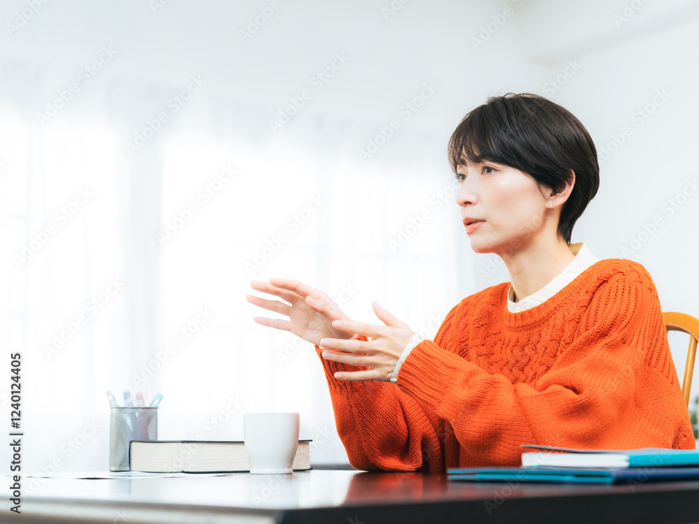 Leinwandbilder 女性、カウンセリング、インタビュー、日本人、会話、面談、話す、カジュアル、室内、ビデオ通話、ZOOM、ビデオ会議、主婦、ミドル、ミドルエイジ、中高年、30代、40代、インテリア、ライフスタイル、美容、笑顔、説明、ウェビナー、面接、リモート、在宅勤務、フリーランス、おしゃれ、デスク、仕事、コピースペース、広告、ジェスチャー、リビングルーム、SOHO、ノマド、働く、ファッション、美人、配信、動画、ライ