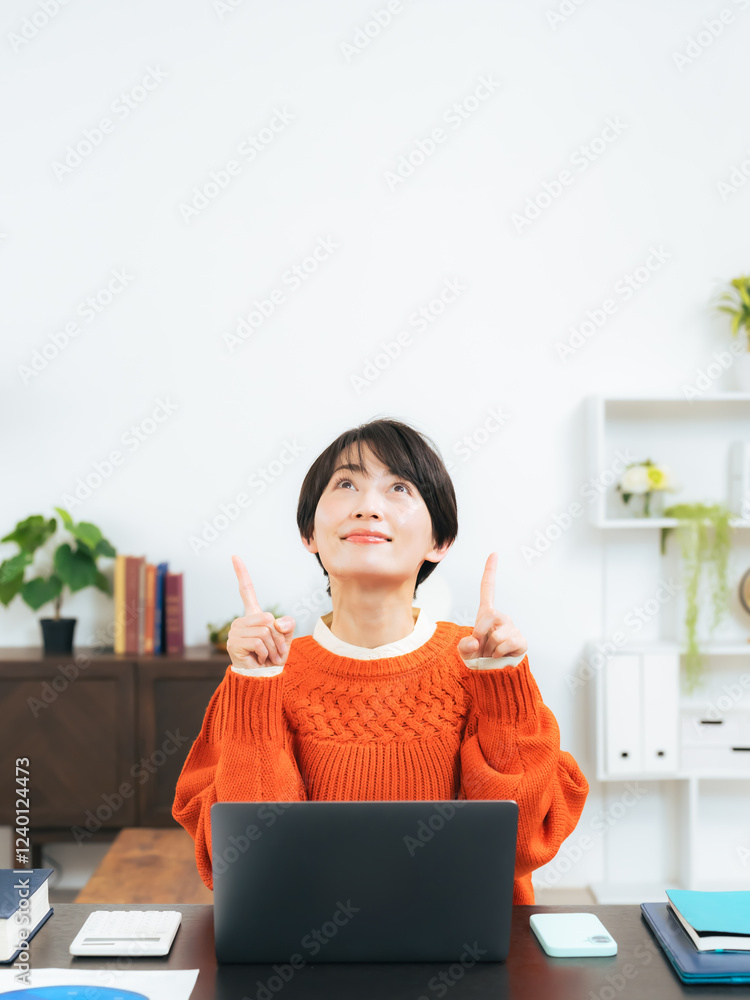 Poster 女性、紹介、案内、キャンペーン、広告、宣伝、PR、アピール、見せる、見上げる、コピースペース、空白、ノートパソコン、PC、DX、IT、インターネット、オンライン、web、通信販売、通販、ECサイト、eコマース、楽しみ、期待、指さす、リビングルーム、ライフスタイル、カジュアル、オフィス、ビジネス、主婦、ミドルエイジ、日本人、30代、40代、プレゼント、セール、おすすめ、勧める、ガイド、お知らせ、告知
