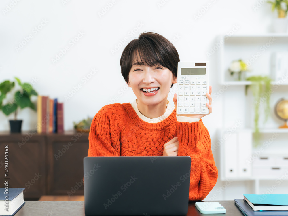 Leinwandbilder 女性、ミドルエイジ、主婦、電卓、節約、家計、笑顔、副業、収入、支出、固定費、家計簿、経費、コスト、経理、会計、日本人、30代、40代、室内、オフィス、ネットビジネス、販売、投資、資産運用、iDeCo、NISA、NFT、投資信託、株式、マネー、お金、利益、ビジネス、マーケティング、計算、ノートパソコン、PC、IT、簿記、確定申告、資格、カジュアル、インテリア、アドバイス、カメラ目線、コピースペース、