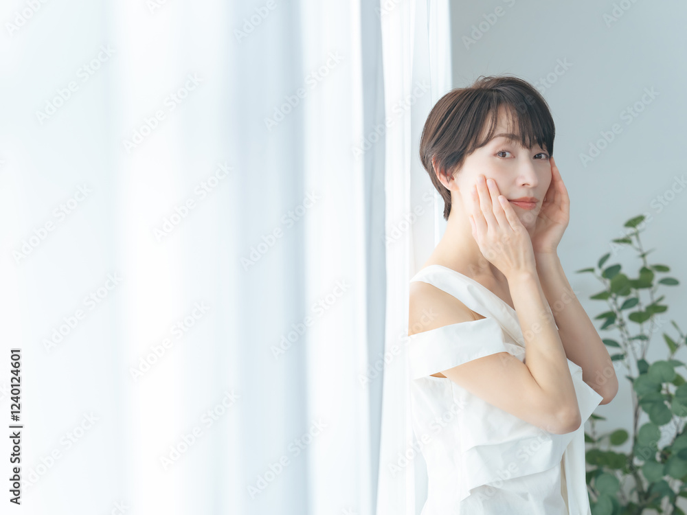 Poster 女性、スキンケア、カメラ目線、美容、美肌、美白、透明感、コスメ、化粧品、エステ、脱毛、サロン、ショートヘア、ミドルエイジ、中年、30代、40代、アンチエイジング、エイジングケア、しみ、しわ、予防、たるみ、はり、つや、カーテン、明るい、ポジティブ、笑顔、日本人、ヘルシー、ホワイト、美顔、化粧水、乳液、美容液、塗る、クリーム、オイル、ヘアケア、ボディケア、美しい、美人、素肌、UVケア、ニキビケア、対策