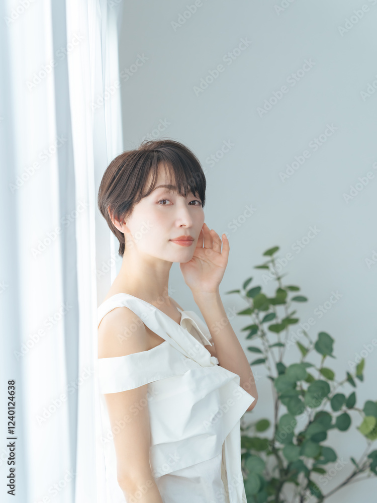 Poster 女性、ミドル、ミドルエイジ、アンチエイジング、エイジングケア、美容、スキンケア、コスメ、ホワイトニング、美白、美肌、美顔、ビューティー、日本人、中年、年齢肌、ビアhだ、素肌、ショートヘア、カーテン、室内、UVケア、日焼け止め、30代、40代、シースルーバング、うっとり、素敵、魅力的、明るい、ホワイト、清楚、高級感、透明感、肌ケア、セルフケア、メイク、ナチュラル、化粧品、しみ、しわ、予防、対策、すべ