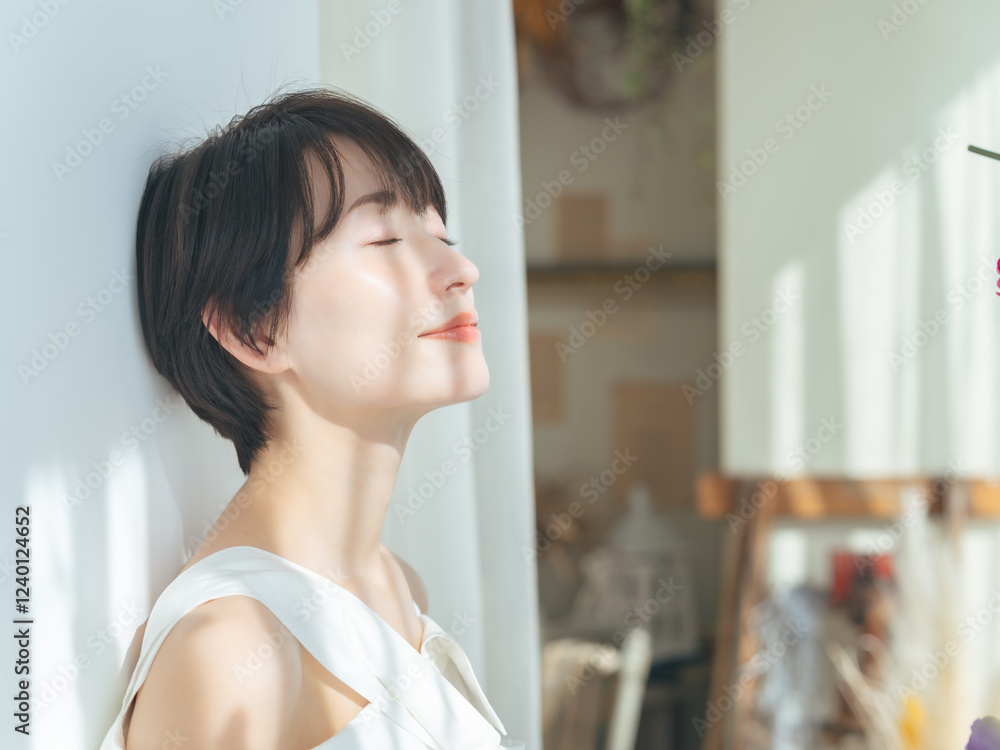 Poster 女性、リラックス、スッキリ、うっとり、気持ちいい、心地よい、ミドルエイジ、美容、スキンケア、UVケア、ナチュラル、キレイめ、ミドル、中年、30代、40代、コスメ、化粧品、美しい、透明感、保湿、魅力的、快適、癒し、休憩、休む、インテリア、室内、深呼吸、目を閉じる、マインドフルネス、瞑想、明るい、爽やか、メイク、素肌、すっぴん、朝、目覚め、日差し、ヘルシー、ライフスタイル、日本人、ASMR、ヒーリング