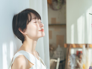 女性、リラックス、スッキリ、うっとり、気持ちいい、心地よい、ミドルエイジ、美容、スキンケア、UVケア、ナチュラル、キレイめ、ミドル、中年、30代、40代、コスメ、化粧品、美しい、透明感、保湿、魅力的、快適、癒し、休憩、休む、インテリア、室内、深呼吸、目を閉じる、マインドフルネス、瞑想、明るい、爽やか、メイク、素肌、すっぴん、朝、目覚め、日差し、ヘルシー、ライフスタイル、日本人、ASMR、ヒーリング