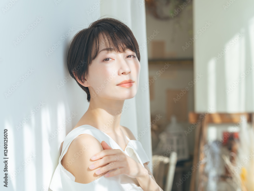 Poster 女性、リラックス、ナチュラル、コスメ、化粧品、メイク、透明感、美しい、美人、ミドルエイジ、ミドル、中年、日本人、30代、40代、保湿、クリーム、オイル、ローション、美容液、化粧水、ボディケア、脱毛、おしゃれ、日差し、日光、UVケア、日焼け止め、ホワイトニング、美白、美顔、美肌、素肌、すっぴん、肌ケア、明るい、爽やか、快適、室内、インテリア、ショートヘア、きれいめ、大人、すべすべ、カメラ目線、広告、