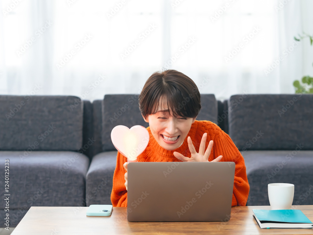 Poster 女性、推し活、ファン、イベント、コンサート、アイドル、ファンサ、ファンサービス、配信、オンライン、ライブ、ペンライト、推し、k-pop、アーティスト、音楽、公演、応援、手を振る、ミドルエイジ、日本人、