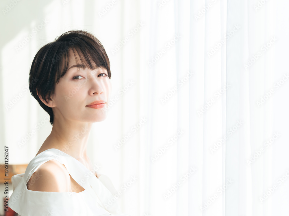 Leinwandbilder 女性、美容、スキンケア、ナチュラル、クール、かっこいい、コピースペース、広告、ミドルエイジ、アンチエイジング、美肌、美白、美顔、UVケア、カーテン、窓際、明るい、爽やか、リラックス、素敵、魅力的、美人、美しい、コスメ、化粧品、メイク、ショートヘア、フェイシャルトリートメント、フェイスライン、首筋、素肌、セルフケア、パーフェクション、日焼け止め、日差し、日光、夏、室内、ポートレート、エステ、サロン、