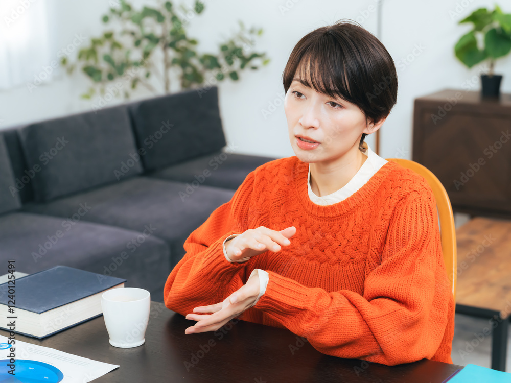 Leinwandbilder 女性、会話、インタビュー、相談、取材、ミドルエイジ、日本人、リビングルーム、在宅勤務、自宅、デスク、ビデオ会議、ビデオ通話、オフィス、カジュアル、おしゃれ、話す、会議、説明、フリーランス、主婦、遠隔、ジェスチャー、部屋、インテリア、室内、住宅、住まい、暮らし、ライフスタイル、おしゃべり、言い訳、釈明、悩む、カウンセリング、アドバイザー、カウンセラー、カフェ、レストラン、リラックス、くつろぐ、コピー
