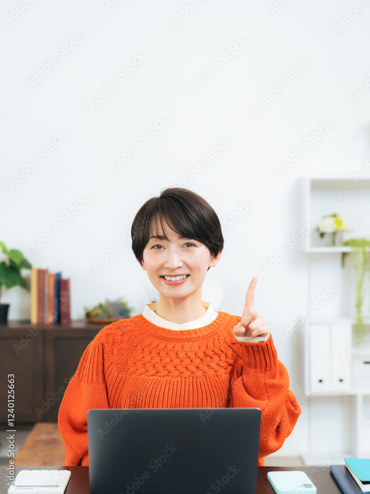 Aufkleber 笑顔、女性、おすすめ、提案、案内、ミドルエイジ、主婦、ノートパソコン、PC、宣伝、一番、ナンバーワン、イチオシ、指さす、指す、ポイント、注意、指摘、指示、指導、紹介、ガイド、ガイダンス、アドバイザー、セミナー、教える、広告、レッスン、講師、カジュアル、レクチャー、ビジネス、インテリア、室内、住宅、住まい、フリーランス、副業、資格、リスキリング、DX、IT、エンジニア、学習、勉強、楽しい、嬉しい、ポ