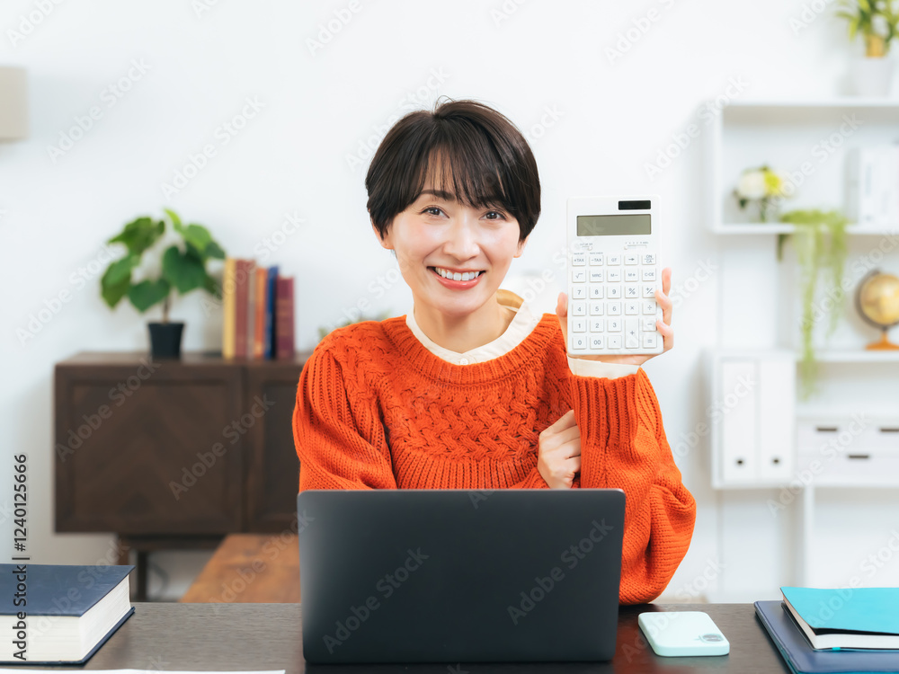 Leinwandbilder 女性、ミドルエイジ、主婦、電卓、節約、家計、笑顔、副業、収入、支出、固定費、家計簿、経費、コスト、経理、会計、日本人、30代、40代、室内、オフィス、ネットビジネス、販売、投資、資産運用、iDeCo、NISA、NFT、投資信託、株式、マネー、お金、利益、ビジネス、マーケティング、計算、ノートパソコン、PC、IT、簿記、確定申告、資格、カジュアル、インテリア、アドバイス、カメラ目線、コピースペース、