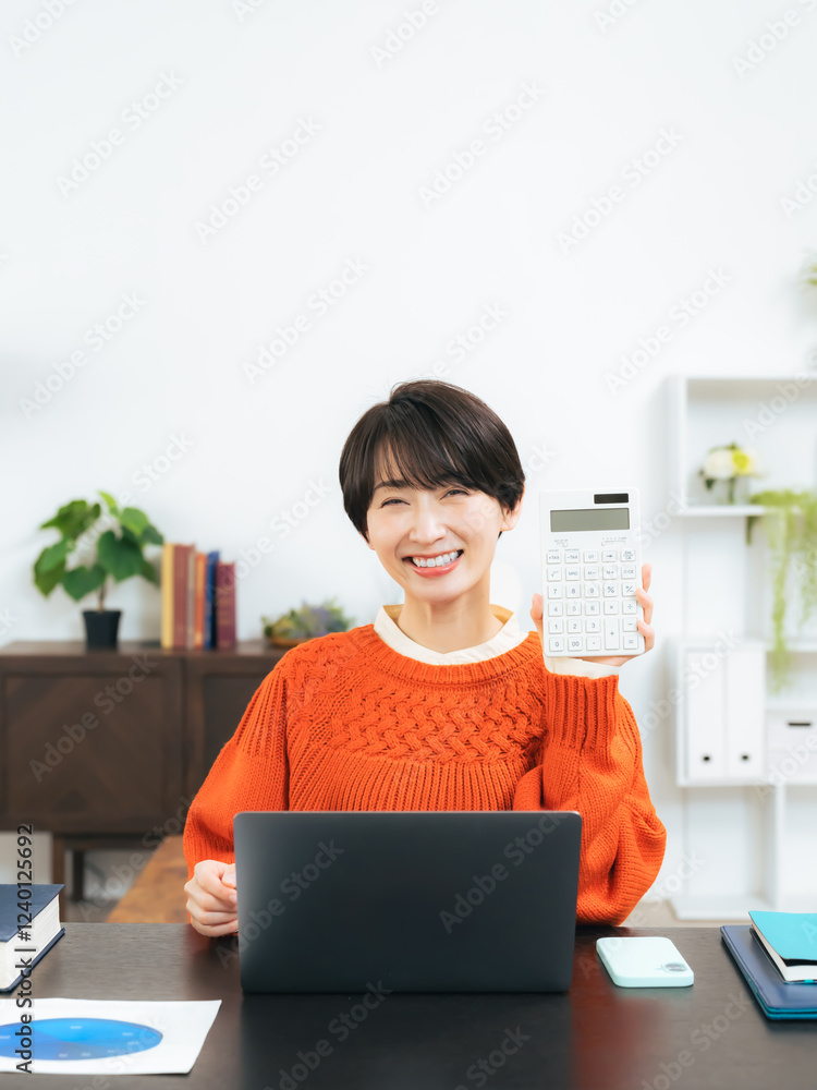 Fototapete 電卓、経理、簿記、副業、資格、女性、主婦、家計、ミドルエイジ、日本人、ビジネス、オフィス、カジュアル、ネット、水道光熱費、固定費、節約、家計簿、おトク、お得、キャンペーン、セール、キャッシュバック、コスト、利益、収入、求人、会計、確定申告、簡単、経営、フリーランス、儲かる、稼ぐ、笑顔、おすすめ、紹介、案内、金融、経済、個人、仕事、アルバイト、スポットワーク、スキマバイト、ポジティブ、元気、在宅、人