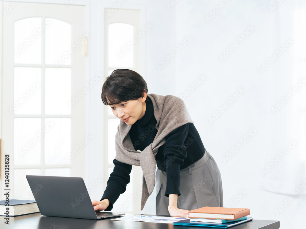 Leinwandbilder 女性、ミドルエイジ、DX、ノートパソコン、PC、IT、仕事、デスクワーク、フリーランス、おしゃれ、モダン、ファッション、カジュアル、ビジネス、キャリアウーマン、検索、リサーチ、インテリア、リビングルーム、部屋、在宅勤務、個人事業主、資格、副業、試験、学習、勉強、忙しい、笑顔、爽やか、システム、エンジニア、ソフトウェア、クラウド、デジタル、データ、通信、インターネット、オンライン、web、働く、立つ