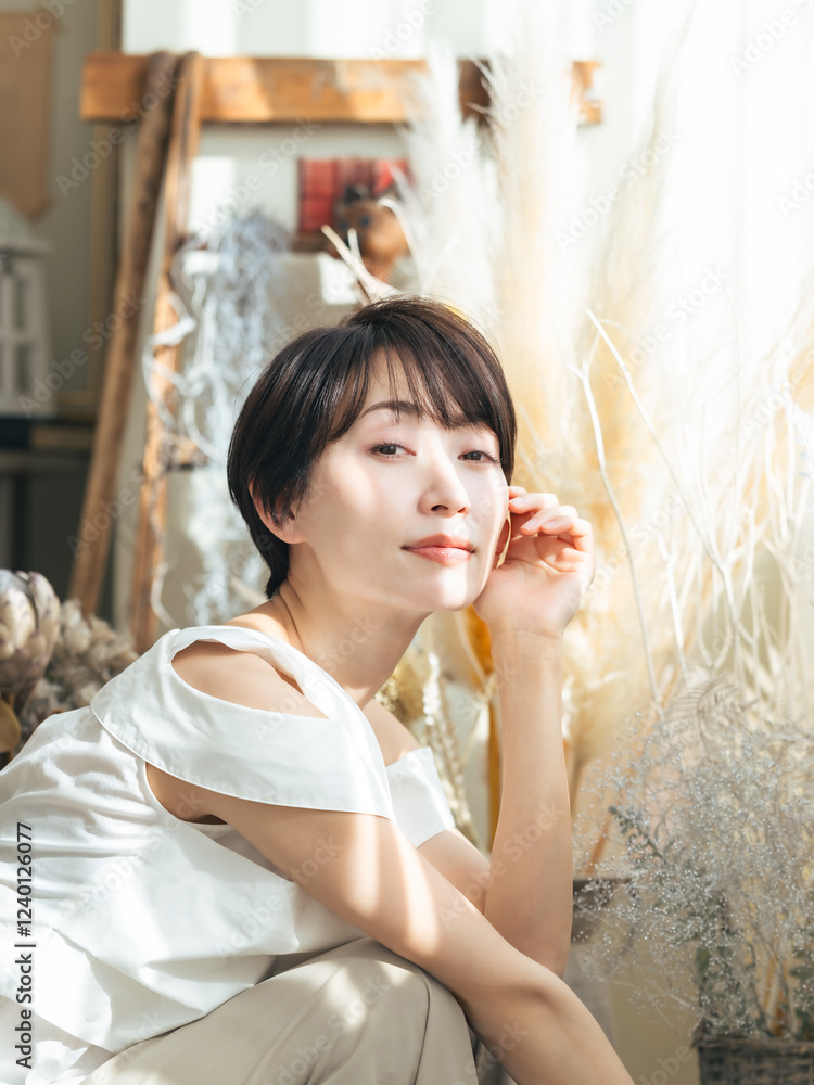 Poster 女性、脱毛、美容、スキンケア、UVケア、美白、ホワイトニング、コスメ、化粧品、ミドルエイジ、アンチエイジング、アンティーク、ポートレート、ドライフラワー、インテリア、装飾、デコレーション、スタジオ、乾燥、美肌、ビューティー、ヘルシー、キレイめ、ファッション、自然光、日焼け止め、日本人、ライフスタイル、おしゃれ、コピースペース、明るい、リラックス、美しい、ナチュラル、上半身、笑顔、美人、室内、30代