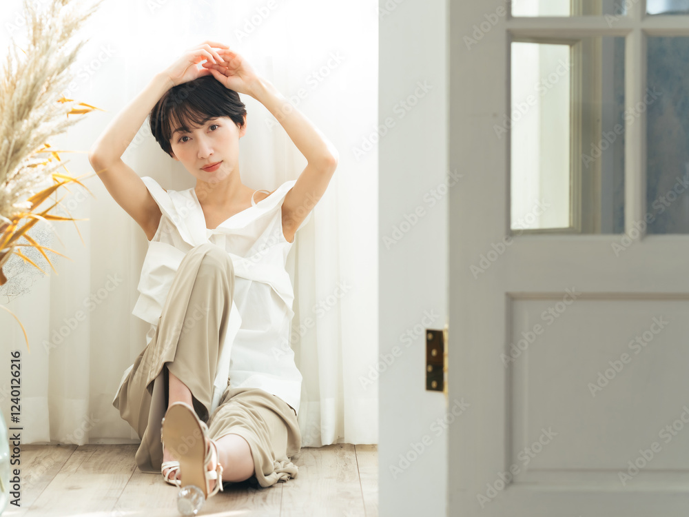 Poster 女性、脱毛、保湿、アジア人、美容、リラックス、ムダ毛処理、ファッション、ナチュラル、全身、おしゃれ、ミドルエイジ、アパレル、ボディケア、インテリア、室内、部屋、コンテンポラリー、モダン、癒し、サンルーム、座る、日本人、30代、40代、明るい、爽やか、コスメ、化粧品、キレイめ、美人、日差し、UVケア、日焼け止め、ドライフラワー、アンチエイジング、エイジングケア、美肌、美白、美顔、ポートレート、ライフ