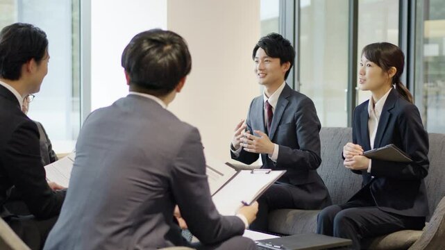 会議をするアジア人ビジネスマン