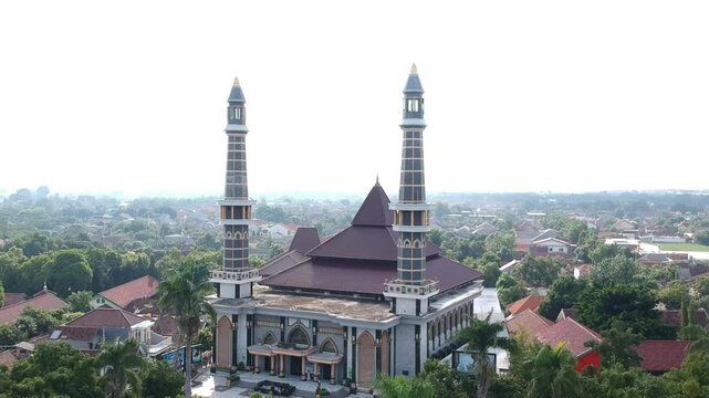 masjid besar di alun-alun kota jombang jawa timur, suasana siang hari 