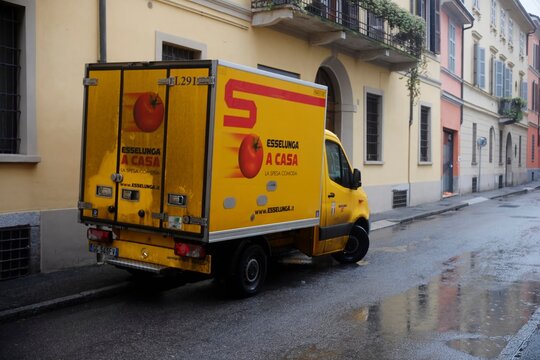 Mercedes-Benz Sprinter delivering groceries for Esselunga a Casa in Milan