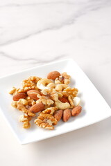 栄養たっぷりで健康に良いミックスナッツの盛り合わせ
