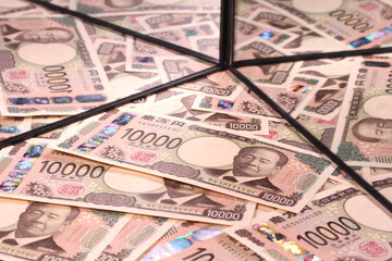 鏡に映る1万円札