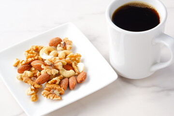 栄養たっぷりのミックスナッツと、淹れたてで香りのよいコーヒー
