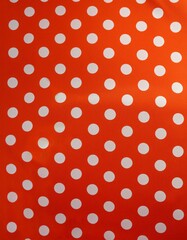 明るく元気なオレンジの背景にホワイトの水玉模様が映える、ポップなデザイン
