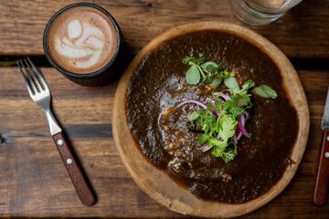 Huevos rancheros servidos en una salsa de mole en un restaurante de oaxaca, comida tipica Mexicana