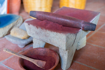 Molino artesanal para insumos para teñir textiles de lana en Toetitlan Oaxaca