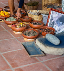 Diferentes insumos para teñir lana de forma artesanal en Teotitlan Oaxaca, méxico