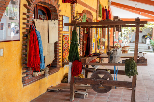 Telar de lana artesanal con colores naturales en teotitlan Oaxaca, M&eacute;xico