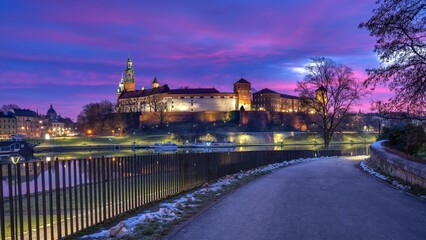 Kraków: Zamek Królewski na Wawelu w poranek z kolorowym niebem i odbiciem w Wiśle © Michal45