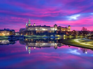 Kraków: Zamek Królewski na Wawelu w poranek z kolorowym niebem i odbiciem w Wiśle © Michal45